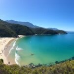 découvrez golden bay en nouvelle-zélande avec notre guide complet des plages paradisiaques et des activités incontournables pour un séjour inoubliable.