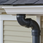cache tuyaux coudé fendu pour gouttières : alliez protection efficace et esthétique soignée pour vos installations de pluie grâce à ce cache pratique et durable.